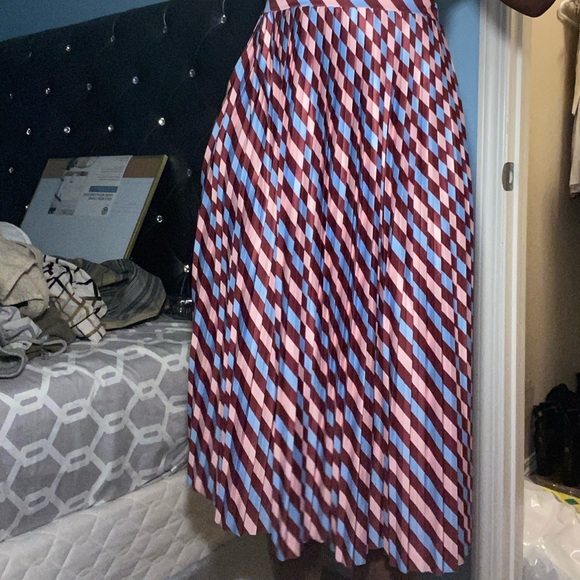 Knee length float skirt - Picture 3 of 6